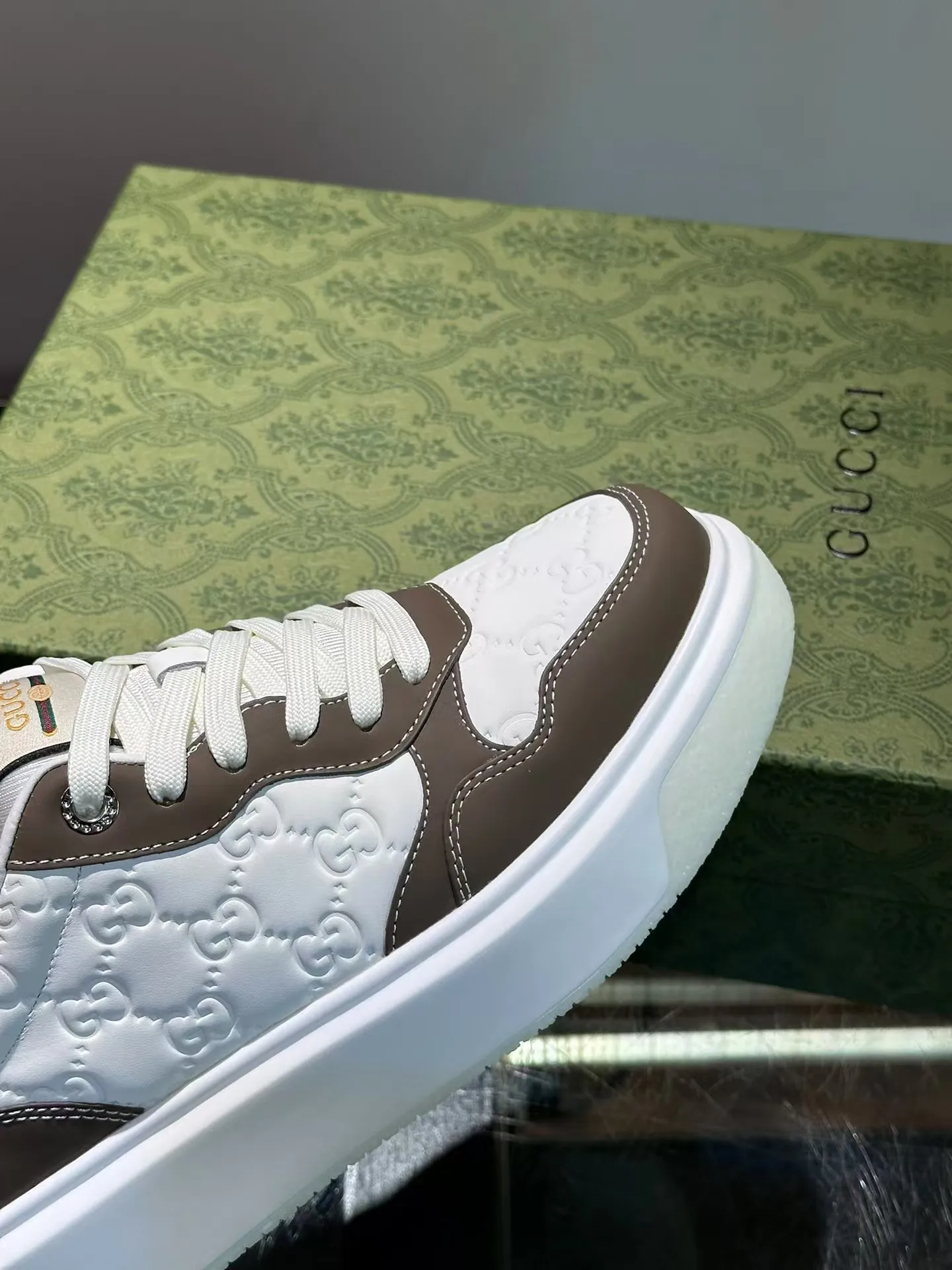 P440 new men's shoes GUCCI [Lightning] latest shoes are shipped. Original quality, fashionable, made of special materials, sheepskin lining, brand new packaging. The foot feels super comfortable and the workmanship is impeccable. Size: Male 38-45.
